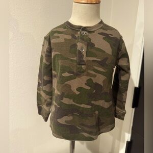 GAP camouflage long sleeve shirt size 2YR